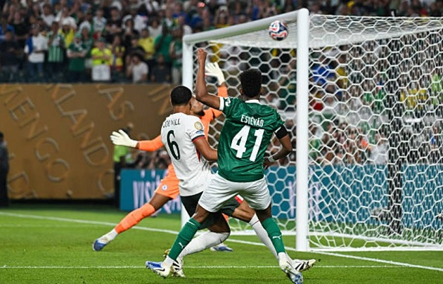 Chelsea thắng chật vật, Mikel chỉ ra hiệp 2 đầy cẩu thả