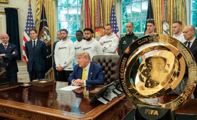 Chuyện lạ: Ông Trump giữ cúp, FIFA làm bản sao Club World Cup cho Chelsea