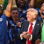 Cole Palmer bối rối khi Donald Trump xuất hiện trên bục nhận giải