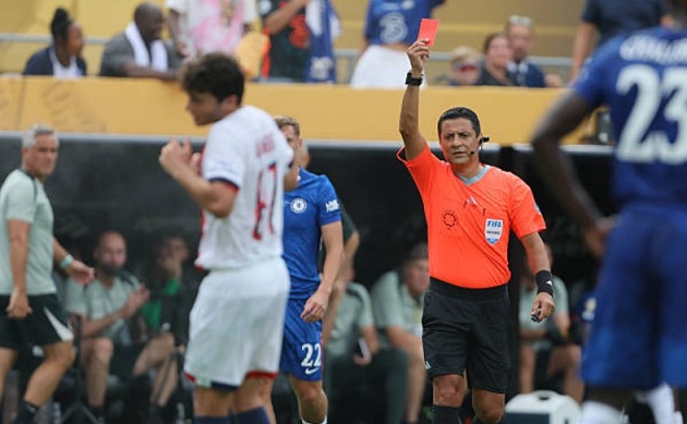 Cucurella dùng tóc ‘câu thẻ đỏ’, fan Chelsea phấn khích