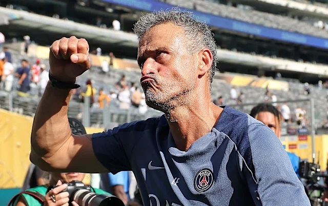 Luis Enrique: “Điện thoại tôi đầy tin nhắn chúc mừng từ người hâm mộ Barca”