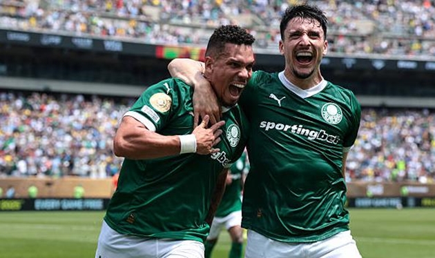 Palmeiras nhọc nhằn đánh bại Botafogo trong thế 10 người