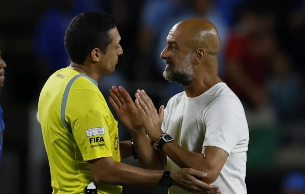 Pep nổi đóa, chạy như bay hét vào mặt trọng tài trận Man City – Al Hilal