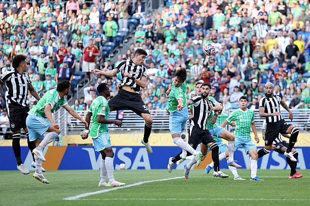 Alex Telles tỏa sáng, Botafogo mở màn Club World Cup bằng chiến thắng kịch tính