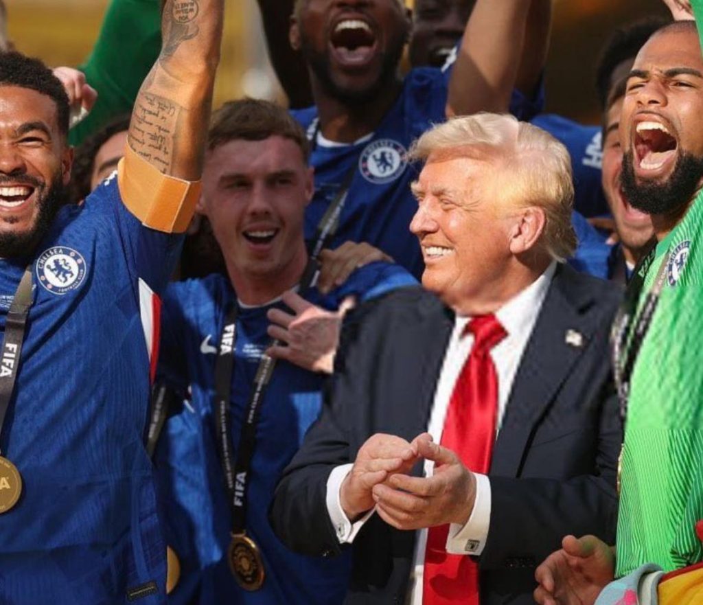 Cole Palmer bối rối khi Tổng thống Trump xuất hiện trên bục nhận giải