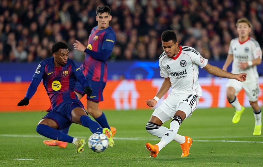 Hậu vệ lập cú đúp, Barca thắng ngược tại Champions League