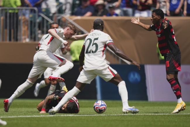 Jackson nhận thẻ đỏ, Chelsea gục ngã cay đắng trước Flamengo