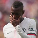 Jackson nhận thẻ đỏ ngày sinh nhật, bị Mikel mắng ngu ngốc