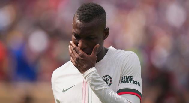 Jackson nhận thẻ đỏ ngày sinh nhật, bị Mikel mắng ngu ngốc