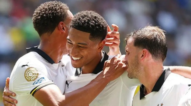 Jobe Bellingham khẳng định đẳng cấp trong màu áo Dortmund