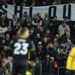 Lí do sân nhà của đối thủ MU vắng khán giả