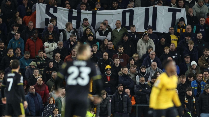 Lí do sân nhà của đối thủ MU vắng khán giả