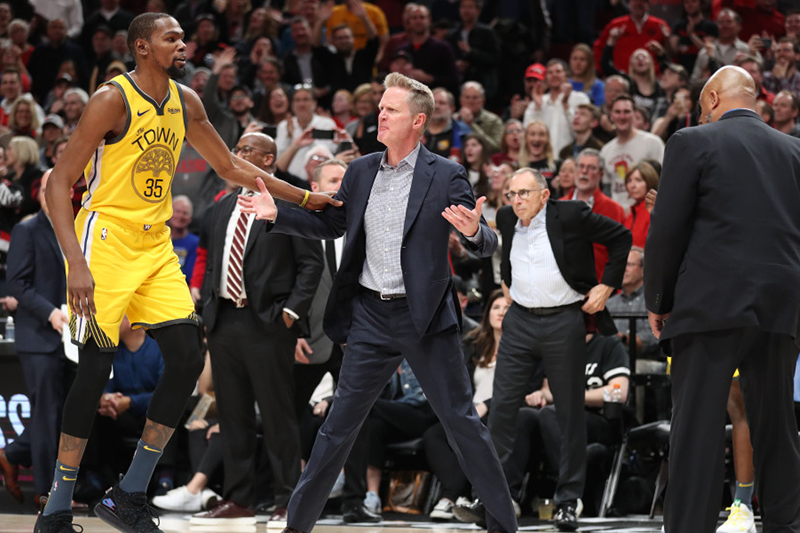 Lý do thực sự khiến HLV Steve Kerr đòi “ăn tươi nuốt sống” trọng tài