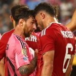 Messi nổi nóng, húc đầu vào cầu thủ Al Ahly