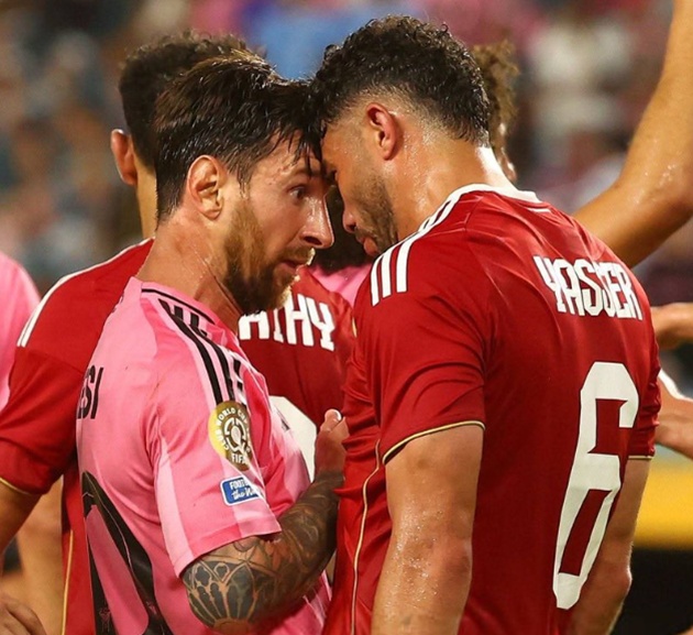 Messi nổi nóng, húc đầu vào cầu thủ Al Ahly
