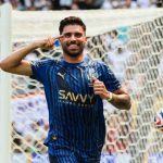 Mục tiêu tiền vệ chuyển hướng, MU mừng hụt