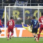 Quả penalty của Liverpool bị tố là bê bối