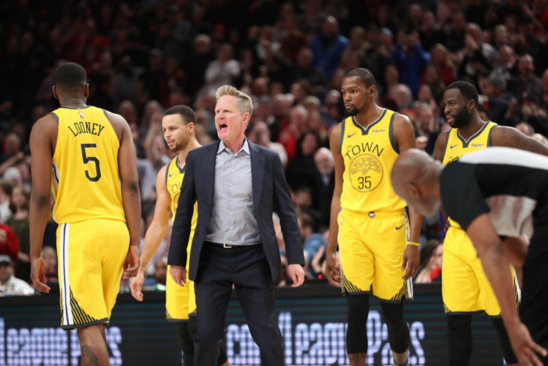 Steve Kerr bị phạt hơn nửa tỷ vì quá khích với trọng tài