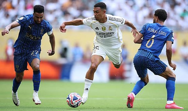 Truyền thông Tây Ban Nha chê màn ra mắt của Arnold trong màu áo Real