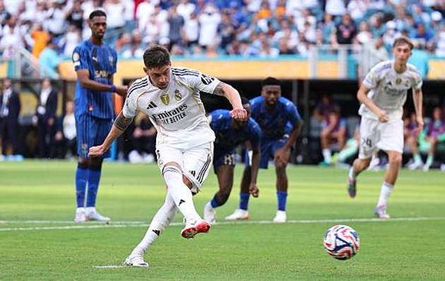 Valverde đá hỏng phạt đền, Real nhọc nhằn chia điểm với Al Hilal