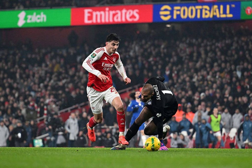 Arsenal phá dớp bán kết, hạ Chelsea nghẹt thở để vào chung kết Carabao Cup