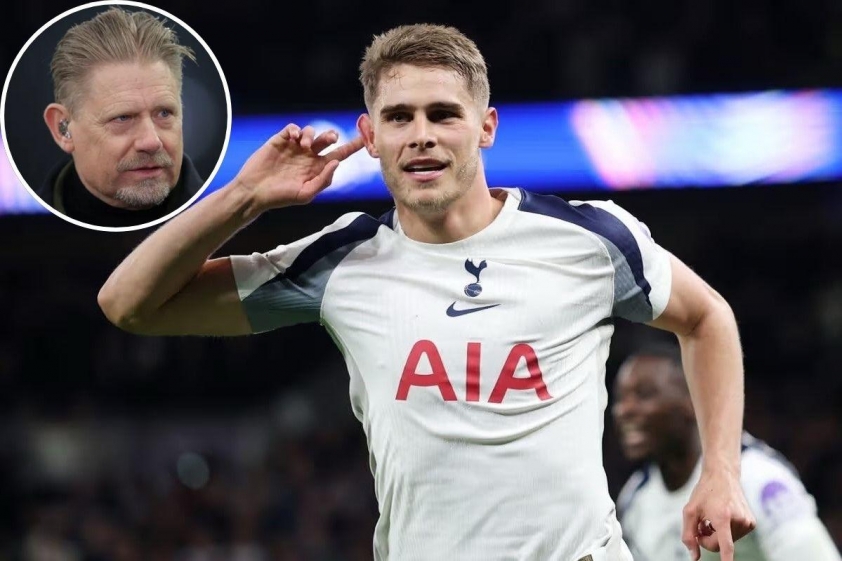 Huyền thoại MU khó hiểu khi đội nhà bỏ lỡ ‘siêu trung vệ’ Hà Lan