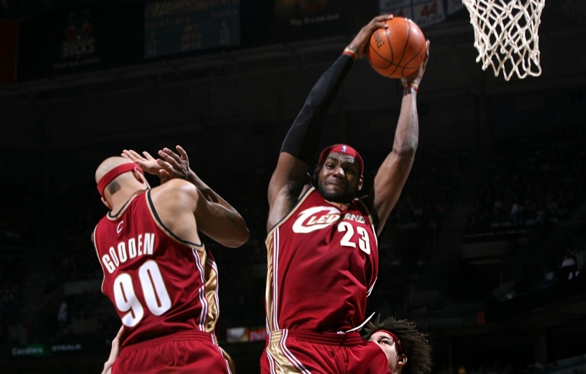 LeBron James lần đầu ghi dưới 10 điểm/trận kể từ năm 2007